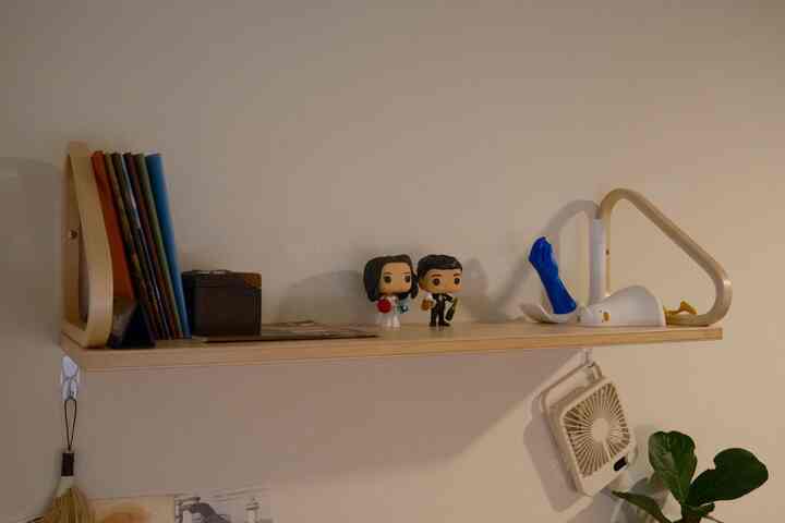 Saya menyederhanakan rak kantor rumah dari rak 2 ruang, rak tiga baris menjadi rak kayu tunggal. Kantor rumah saya cukup kecil dan sistem rak besar terasa agak terlalu sesak bagi saya. Saya memiliki rak Artek yang telah saya copot dari dinding lain dan memutuskan untuk memasangnya di dinding belakang meja saya. Ruang tersebut lebih sering terlihat dan saya menyukai nuansa hangat yang diberikan rak kayu.

#kantorrumah #homeofficesetup #homeofficeshelf #shelving #artek #woodshelf #shelfie #workfromhome #wfh #wfhspace #homeofficedetails #homeofficedecor