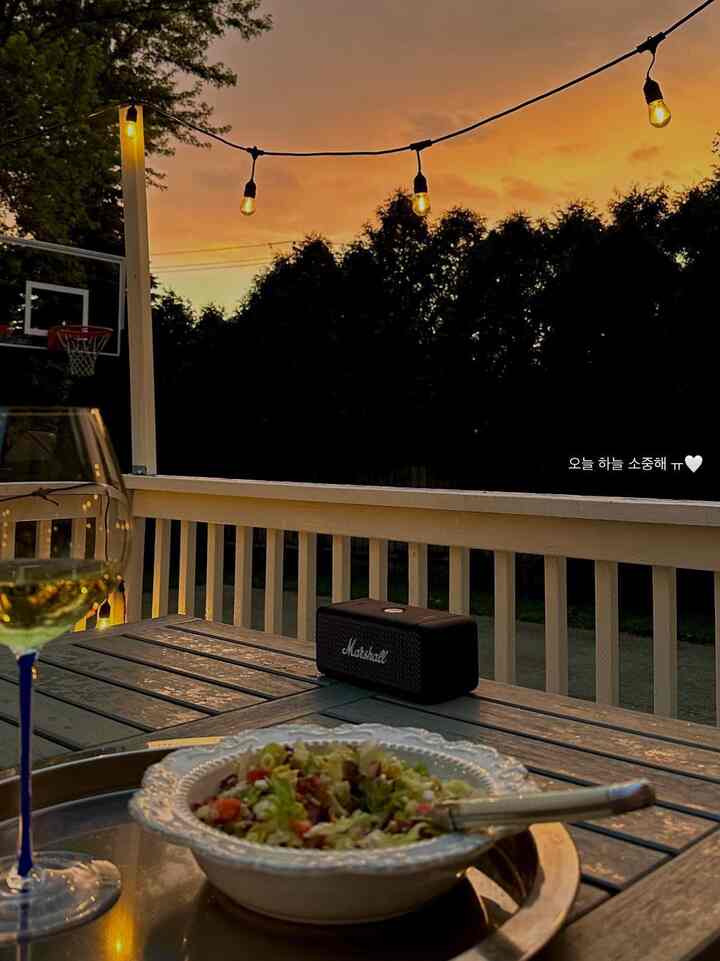 Can't wait summer night vibe ! 

#nightmood #nightview #plate #balcony #deck 