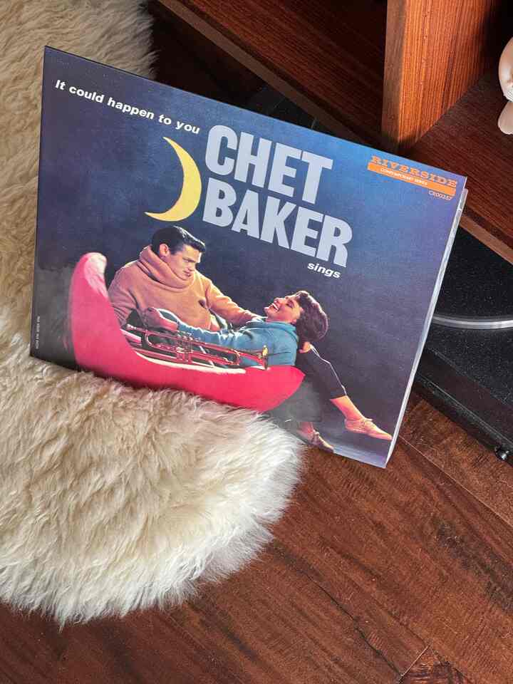 Jazz time 🎺🎺
+ dealing with dust is always so annoying 😶‍🌫️

#music #jazz #speaker #vinyl #livingroominterior