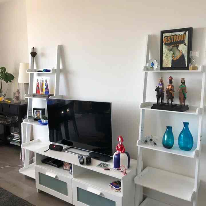 Menambahkan rak dinding modern untuk membuat sudut ini terasa lebih lengkap. #interiors #shelfwall #modern
