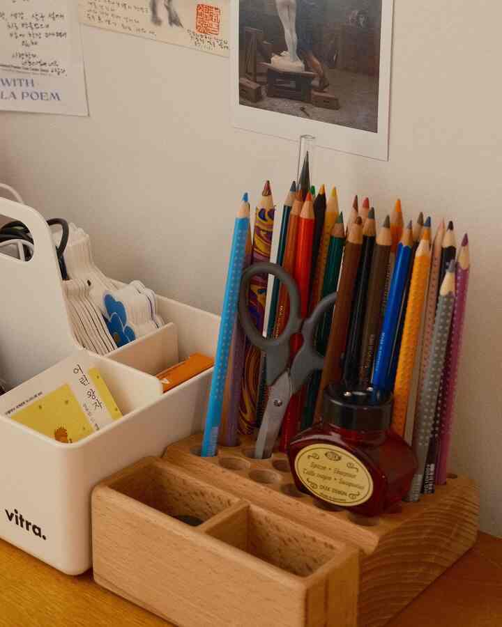 All these colors and books lined up, waiting to be picked—it feels like having abundance within reach.

#homeofficedetails #stationery #coloredpencils #toolbox #vitra #officedetails #bookstorage #portablelamp #readinglamp #wirecube #paperweight #homedetails #interiorprops 