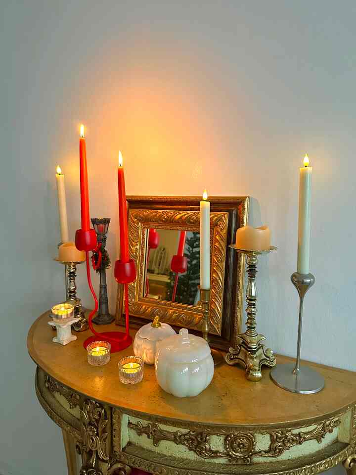 I love this corner of my house where I can switch up the decor to change the mood of this house.

Celebrating Summerween today as I’m missing Fall due to the hot weather. 👻

#itsmyhouseandilivehere #interiordesign #summerween #frenchmodern 