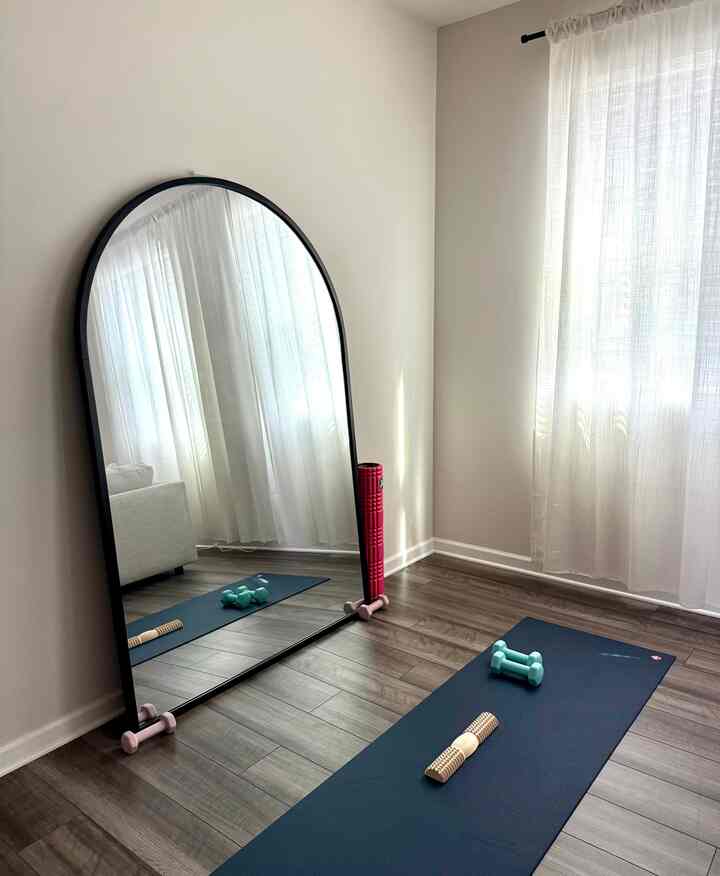 Just me, my mat, and a questionable playlist😶‍🌫️




#HomeWorkout
#WorkoutCorner