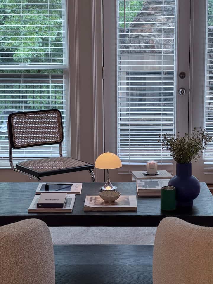 Akhir-akhir ini suasananya mendung, tetapi pemandangan ini dan kopi pagi ini menebusnya☕️☁️🌿
.
.
.
#itsmyhouseandilivehere #interiordesign #coffeetable #coffeetablesetting #lamp #portablelamp #coffeetablebooks #vase #chair #candle #moody #stool #cozycorner