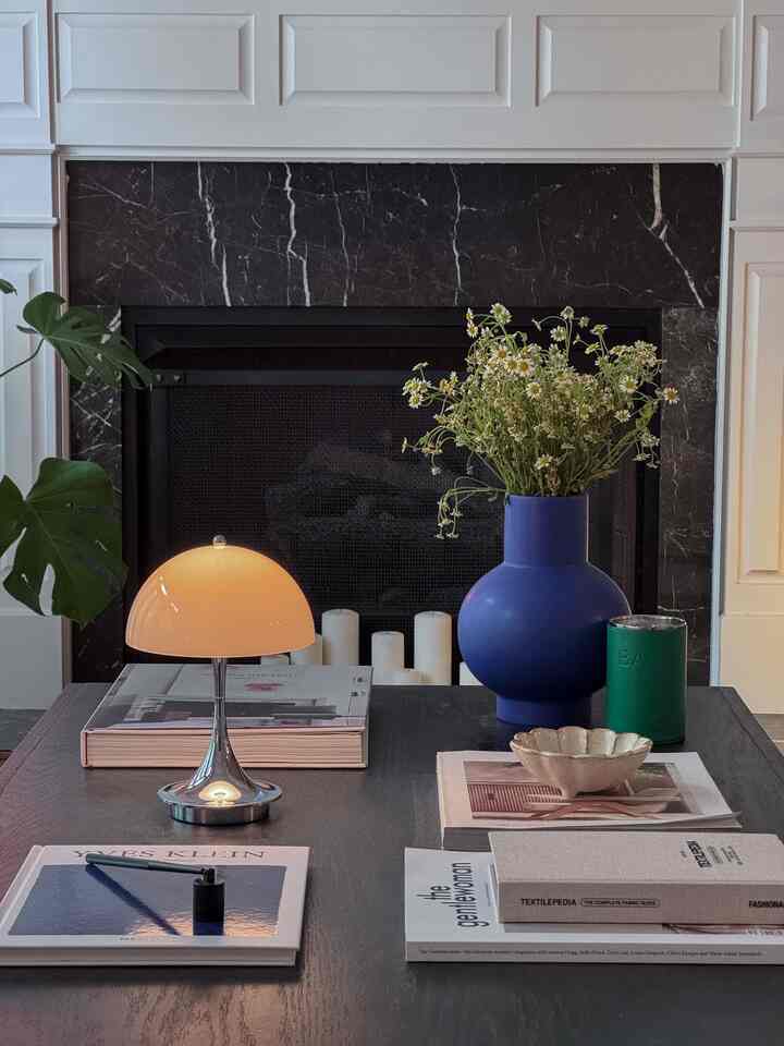 Tidak pernah tidak terobsesi dengan pemandangan ini💙
.
.
.
#itsmyhouseandilivehere #cozycorner #myfavoritecorner #vase #lamp #portablelamp #bowl #coffeetable #coffeetablesetting #coffeetablebooks #mcm #parisianmodern #frenchgirlhome #minimalwithmood