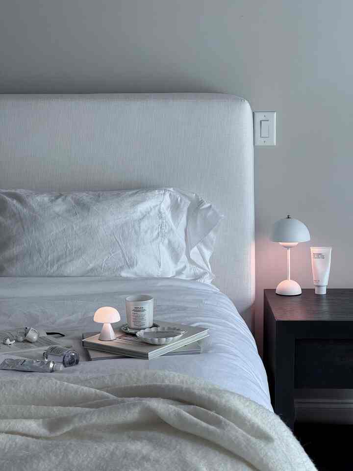 Tidak akan bangun dari tempat tidur dalam waktu dekat💆🏻‍♀️💭✨
.
.
.
#itsmyhouseandilivehere #bedroom #bedroomview #bed #portablelamp #lamp #coffeetablebooks #bowl #candle #whiteinterior #minimalwithmood #minimal #minimalinterior #cozycorner