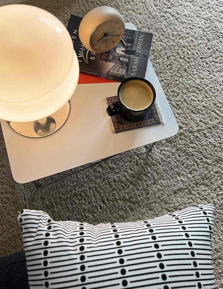 What a peaceful Satruday morning! 🤍

#livingroom #sofa #ikea #eames #sidetable