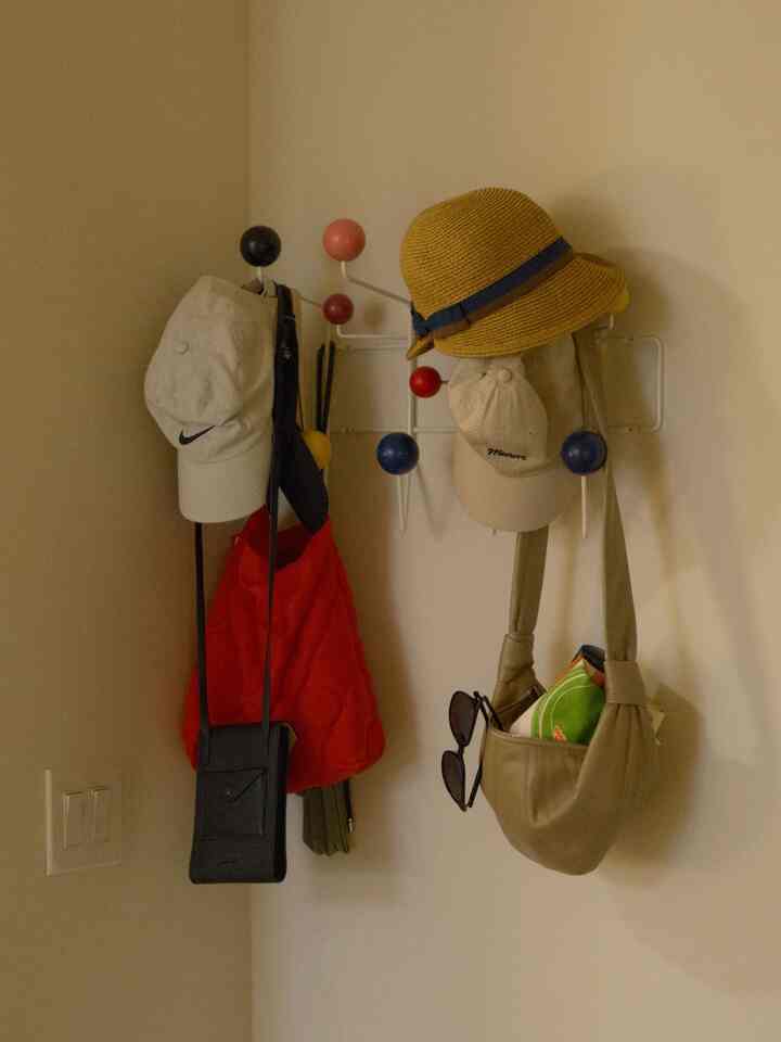 Corners of my home today 🏠

#cornersofmyhome #hangitall #eameshangitall #hatrack #coatrack #bookstorage #portablelamp #tablelamp #plantinterior #woodshelf #vintageshelf