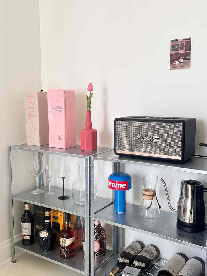 Add new color point ay my homebar 🩷

#homebar #homecafe #kettle #speaker #marshall #marshallspeaker #wine #winerack 