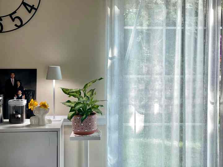 Warm afternoon sunlight rests gently on the coffee bar. As the leaves outside sway, the curtain’s shadow dances slowly across the surface. Even the shadows seem steeped in the rich scent of coffee. 💕

#coffeetime #sunlight #plant #curtainstyling #lamp 