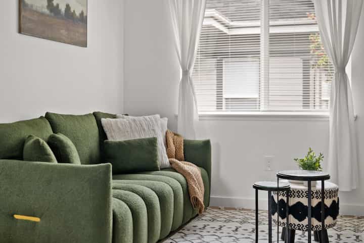 This green sofa is stealing the show #greensofa #interiordesign #livingroomdecor