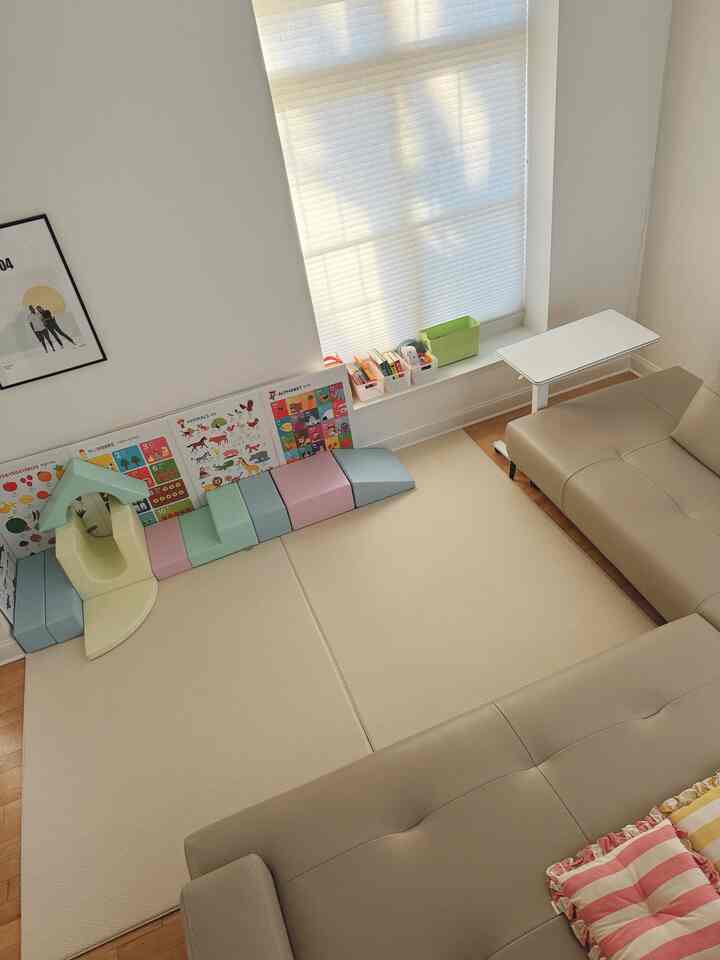 From minimal to magical chaos — life with kids in the living room!
#livingroom #livinroomwithkids #playroom #playmat 