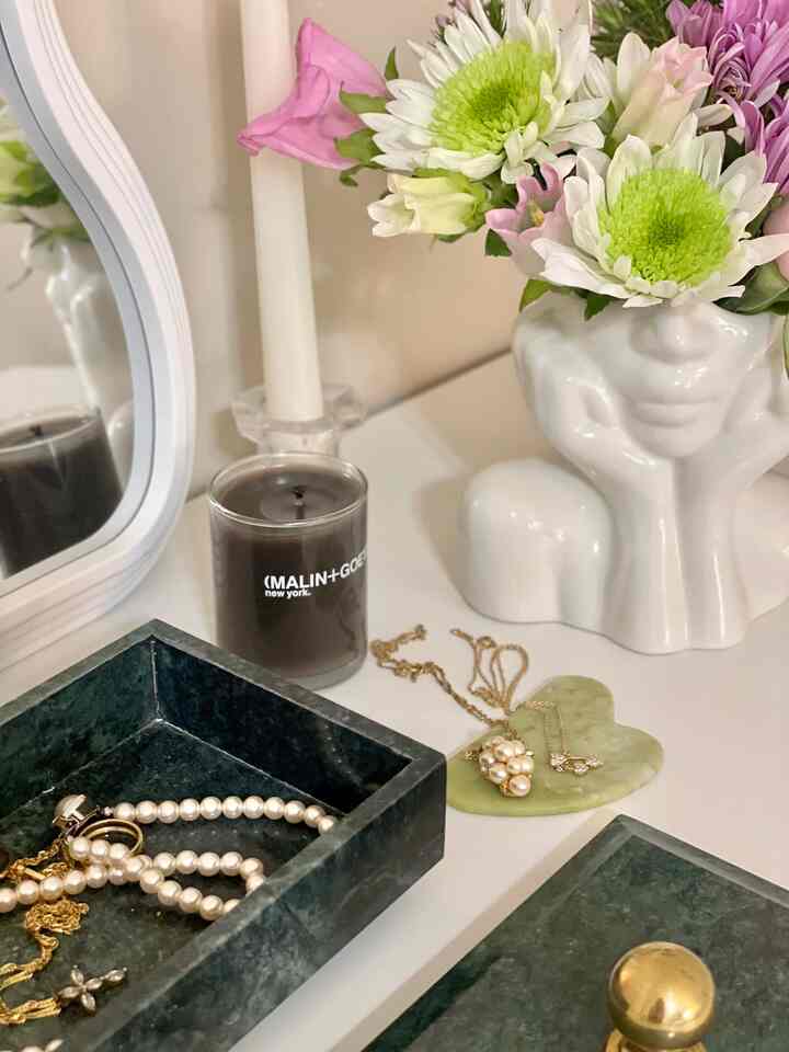 Lovely blossoms placed on the vanity💐

#vanityinterior #vase #vanitymirror #candle #giftrecommendation 