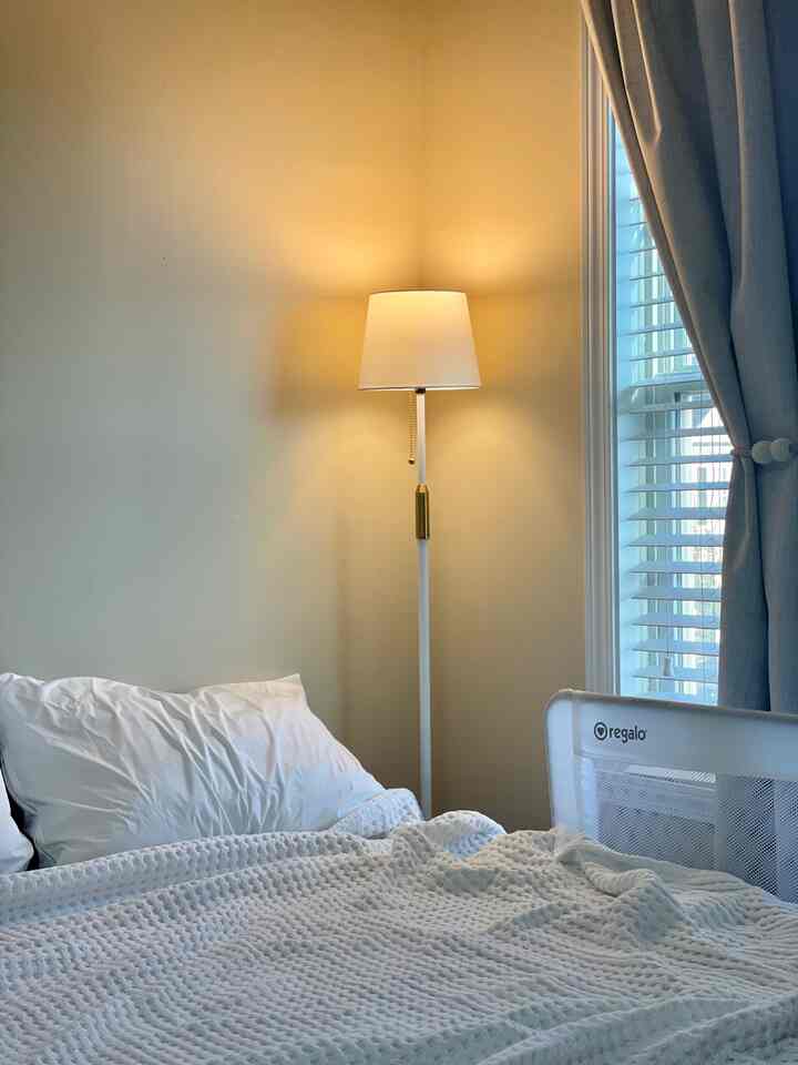 In this sunlit season, may our hearts bloom bright. Dear summer, be good to us 🌻

#bedroom #beddingset #summerbedding #lamp #minimalist 


