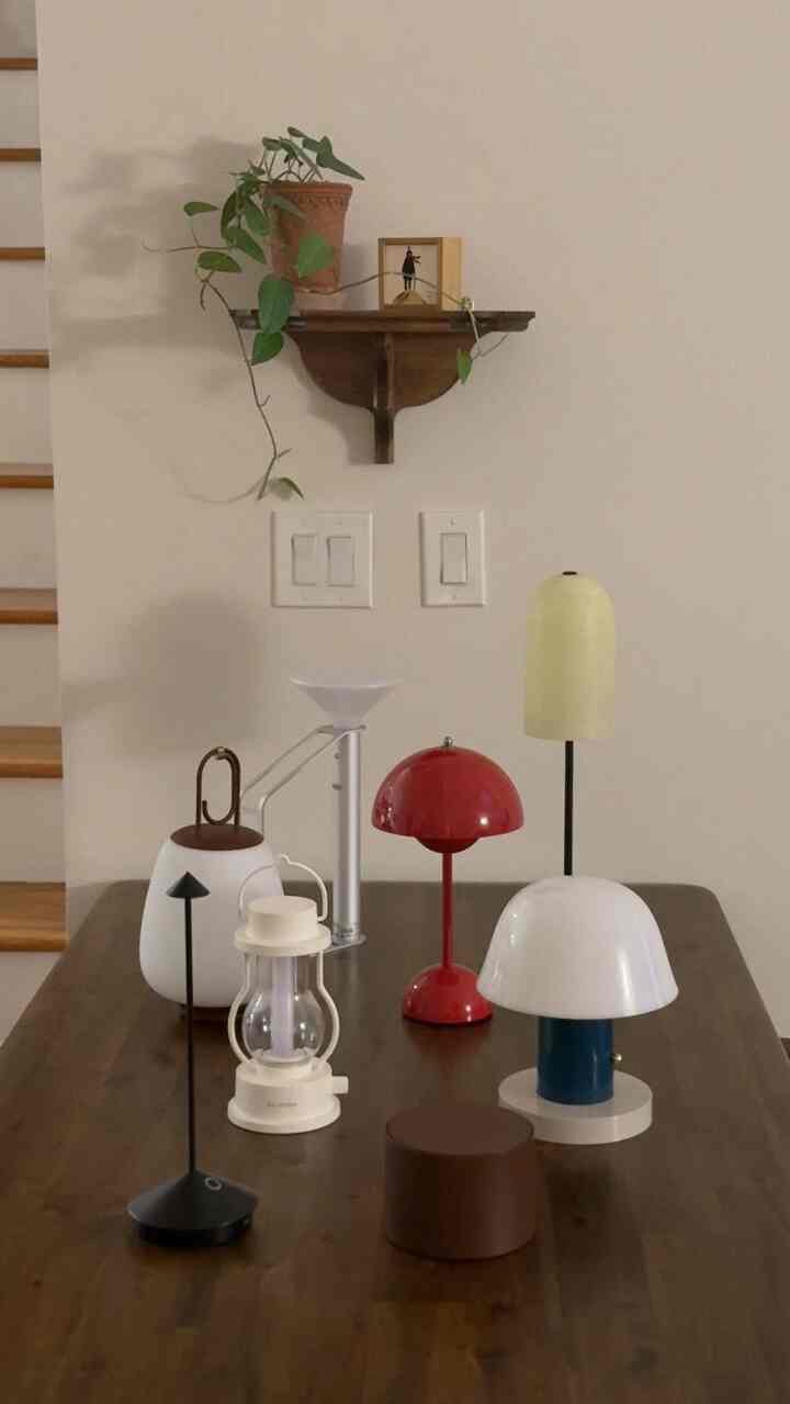 A flicker, a glow—seven lights, one soft obsession. My portable lamp collection in 3 seconds.

#lamp #lampcollection #portablelamp #tablelamp #lamplover #lighting #lightinginterior #lightingrecommendation 