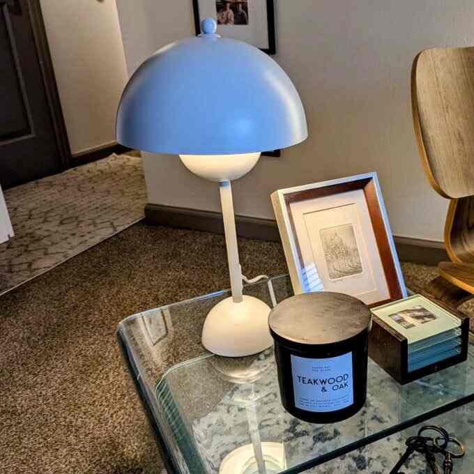 Love the soft glow of this modern lamp. #modernlamp #interiordesign #homedecor
