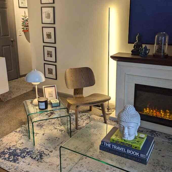 Lampu ikonik dan dinding galeri pribadi, menambah karakter pada ruangan. #realhome #interiors #homedecor