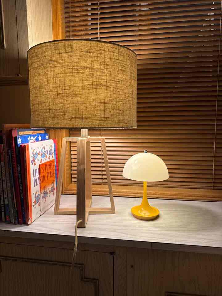 Cozy corner with warm lights #Lamp #warmlighting #cozycorner