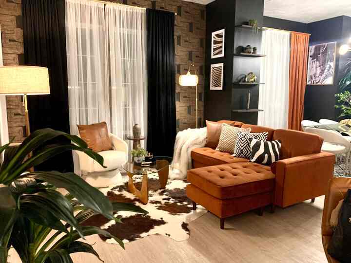 Sukai palet warna yang kaya dan hangat di ruang ini dengan meja kopi yang menambahkan sentuhan glamor #interiordesign #homedecor #interiors #homestyle