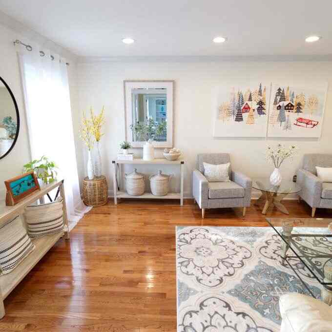 Spent most of the weekend rearranging the living room.  It's amazing how moving a few things around can make it feel totally different. #weekendvibes #homedecor  #hamehaven