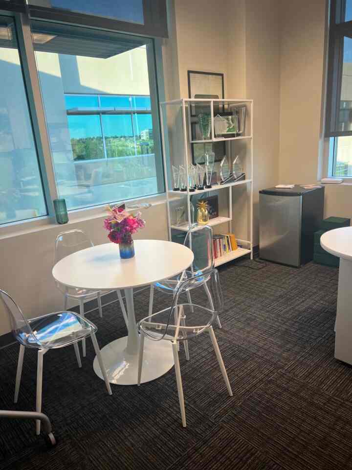 Love how much natural light we get in here. Perfect for a quick recharge. #homedecor #diningroom #homedesign