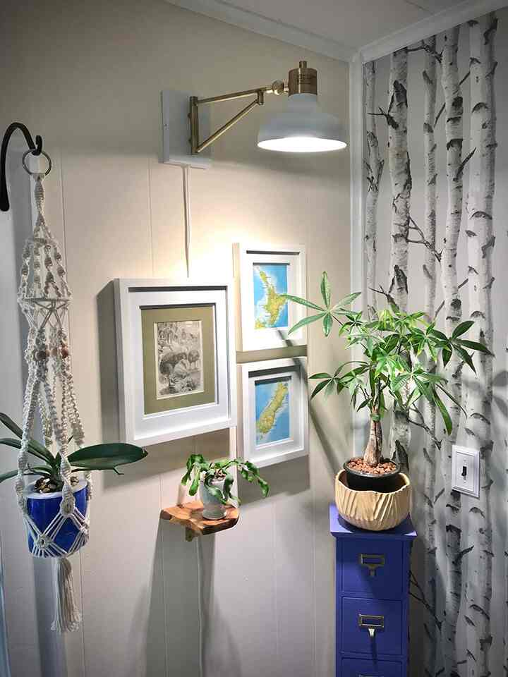 Bukti bahwa sedikit cahaya dan sedikit seni dapat memberikan dampak yang besar. Lampu dinding ini menyoroti dinding galeri yang penuh dengan kepribadian. #gallerywall #lamp #homedecor #homeinspo