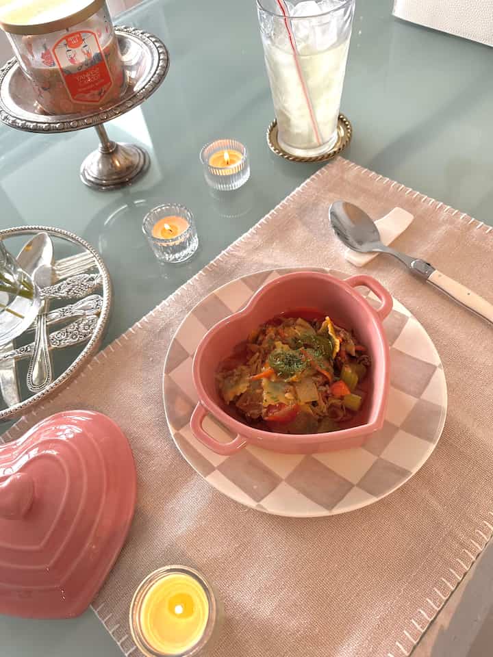 Buying cute plates for dining is self care. 💗

#heartdecor #plating #dinner #pasta #romantic 

