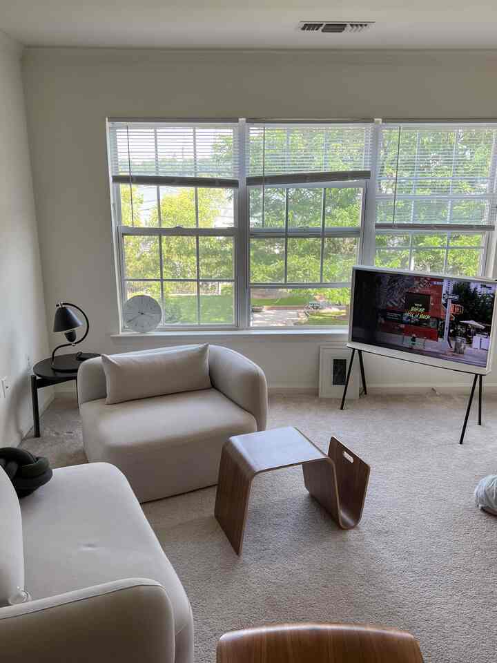 Trying to find new angle on my spot...🫣

#livingroominterior #modularfurniture #modularshelf #magazinerack #beigeinterior 