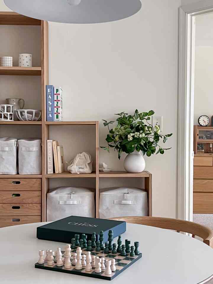 How I hang out in the living room these days♟️


#chess #livingroominterior #woodenfurniture #WoodInterior #wood #beigeinterior #whitewood #whitewoodinterior 