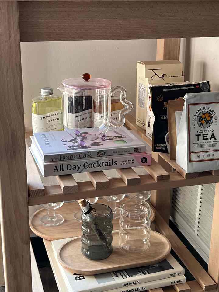 Can’t get enough glassware! Needed more room to store my collection and this Ikea cart worked perfectly in this corner of my apartment 🥂

#myfavoritecollection #designobsession #glasscup #glass #coffeecup #coffeemachine #coffeetime #teatable #teapot 