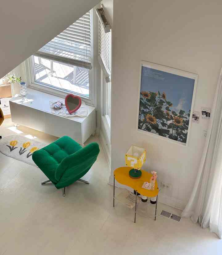 Peaceful Weekend mood 💙

#ikea #ikeasofa #ikeachair #frame #ikeaframe #sidetable #lamp #minimal #simple #mordern