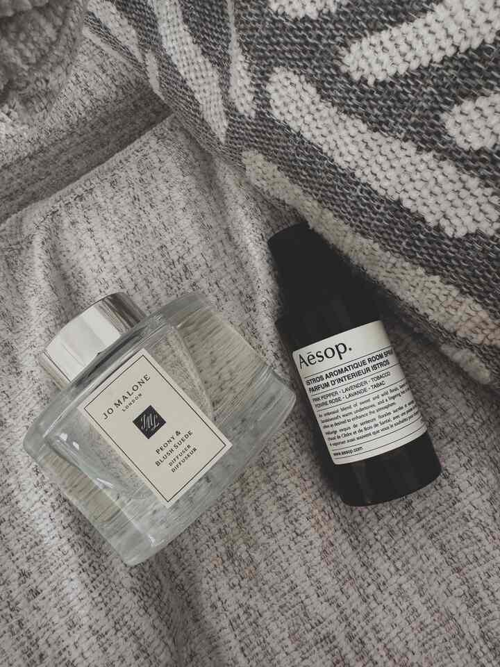 Siapa lagi yang super sensitif dengan aroma?🙋‍♀️
Aroma yang berbeda untuk ruangan yang berbeda—diffuser, lilin, dupa… Anda tidak akan pernah punya terlalu banyak.
Penataan aroma adalah pemanjaan diri yang utama.✨
Andai saja saya bisa berbagi aroma melalui foto ini… hanya itu yang kurang. 😌🕯️

#scentstyling #homefragrance #diffuserlover #candleseason #incenselover #interiorwithscent #myhappyplace