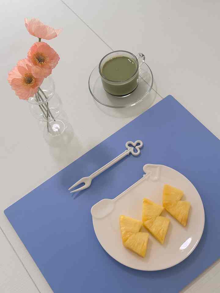 I got a lovely dessert plate and fork as a gift,
It's so pretty that I think I'll feel good every time I use it☺️

#plate #tableware #dish #dessertplate #fork #tablemat #tray #placement 