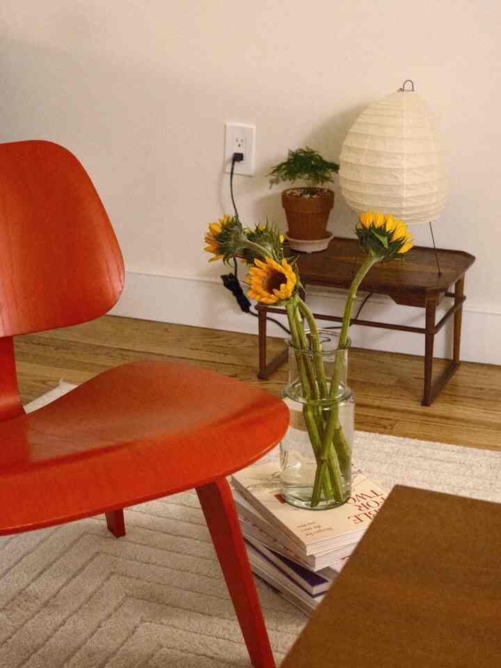 Sunflowers blooming, tea brewing, and red chair catching the light. Summer is officially invited in.

#SummerReady #SummerRefresh #SummerVibes #SummerStyle #SummerAtHome #sunflowers #flowerinterior #teattime #EamesChair 
