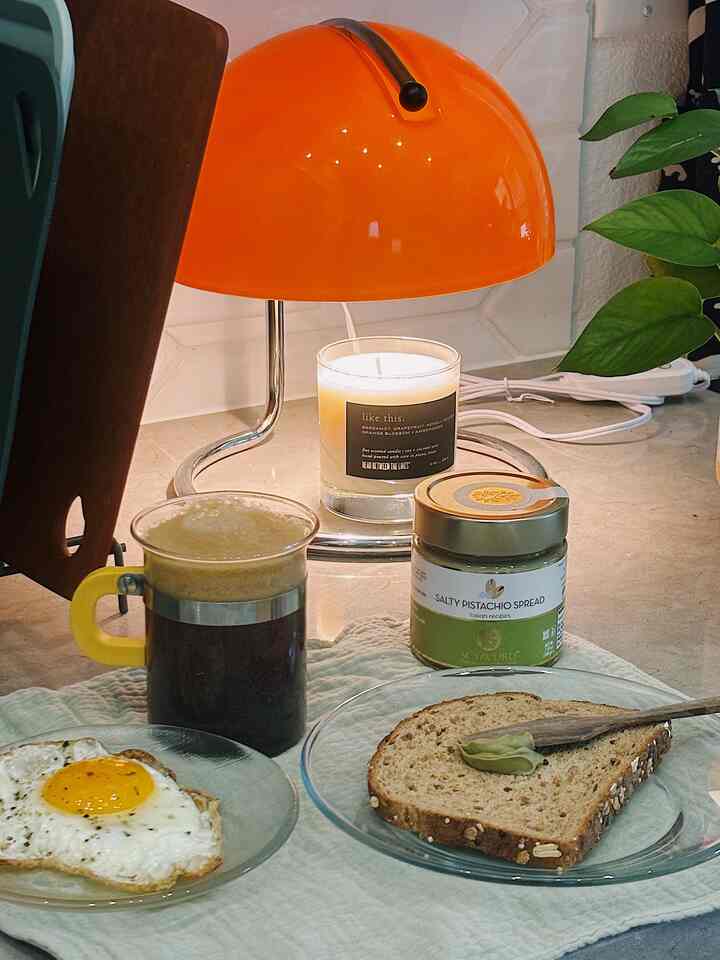 Simple breakfast at the counter. Salty pistachio spread is a must-try!!
#breakfast
#candlewarmer 