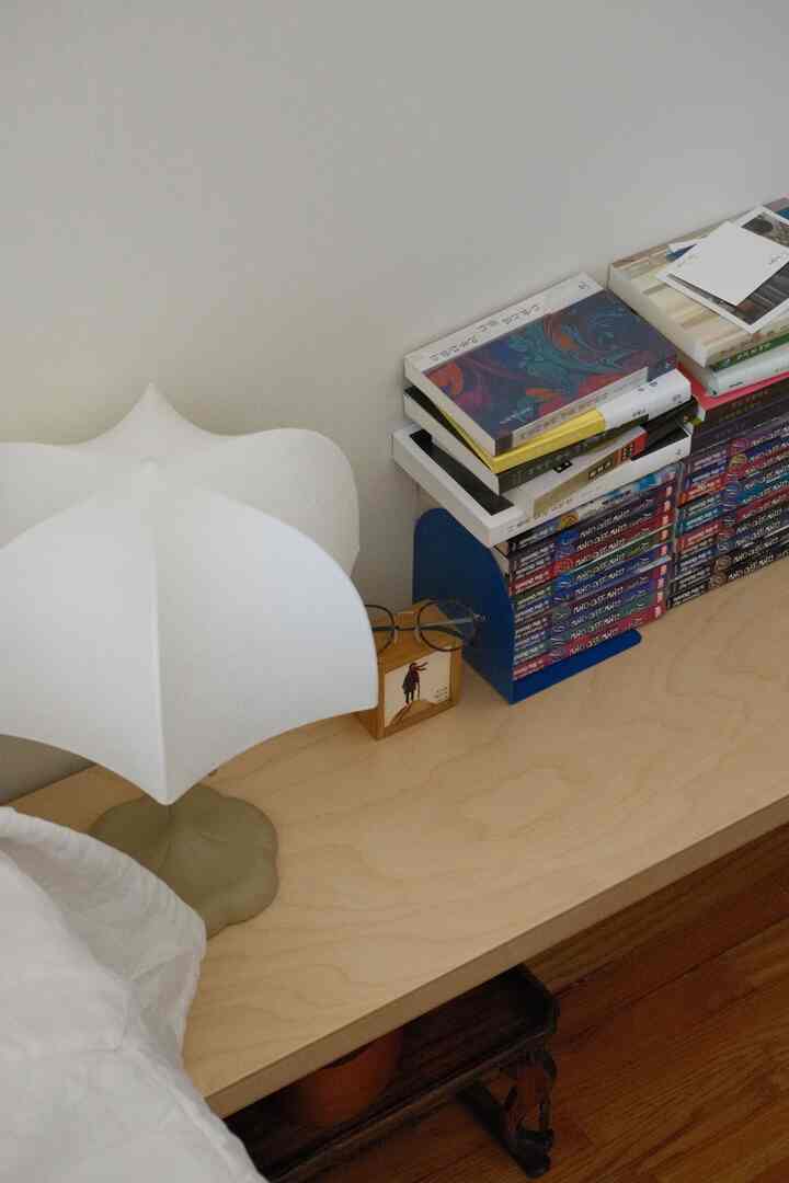 Sudut-sudut kamar tidur saya pada hari yang terang benderang ☀️

#kamartidur #bedroominterior #bedroomdecor #tablelamp #woodframe #pictureframe #portablelamp #floorlamp #warm #warmfeeling #cozy