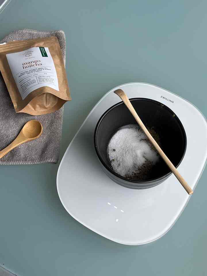 This kitchen scale is lifechanging! Both functional and beautiful in aesthetic, it fits seamlessly into my kitchen and works great for making drinks or baking. A minimalist’s dream!

#kitcheninterior #kitchen #kitchenaccessories  #minimalistkitchen #minimal 