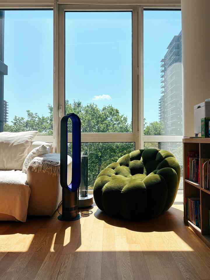 Reading nook for my baby
#nyc #Ohaus #livingroominterior #livingroom #newyork #babybookshelf 