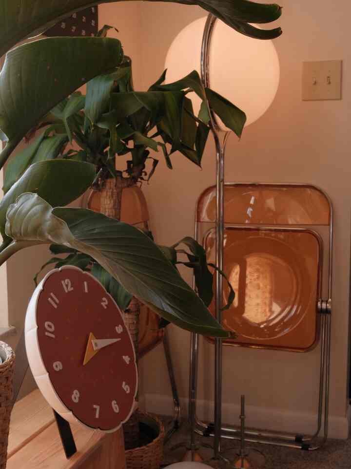 I’ve gotten so many compliments on this bubble clock from Aescraft! It’s so adorable and the color is so perfect :) thank you Aescraft!

#bubbleclock #clock #foldingchair #dopaminedecor