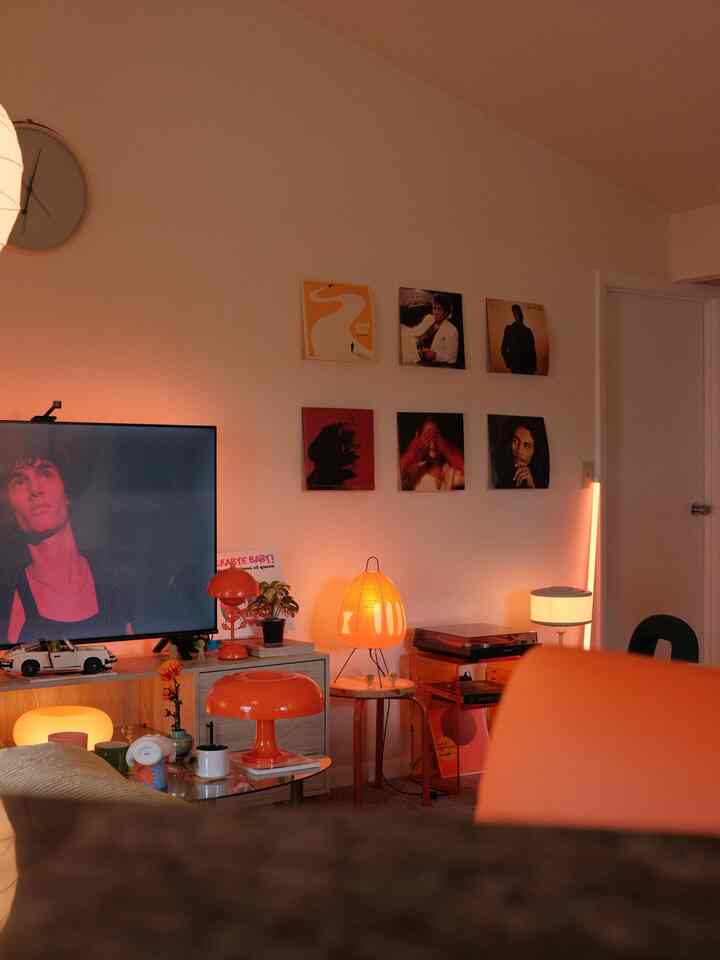 Warm, orange hues :) keeps me smiling, even when it’s dark and gloomy outside!

#orangehues #warmtoneinterior #warmfeeling #warmhouse 