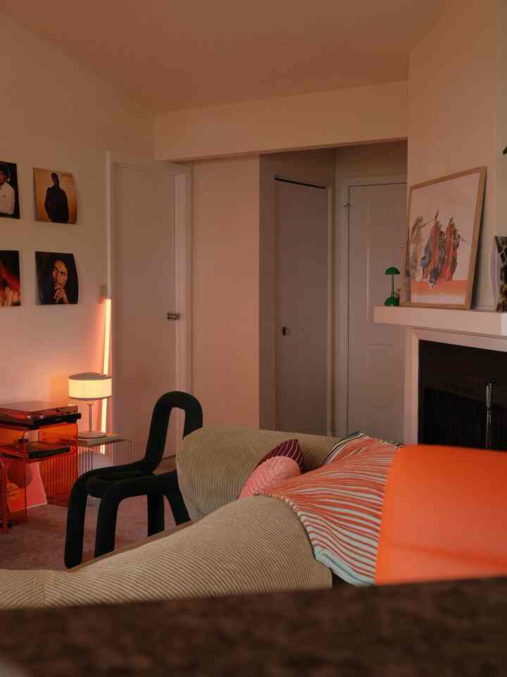 The elusive mantle shot :)) love that this apartment has one!

#fireplace #mantle #teddysofa #foreverwarm