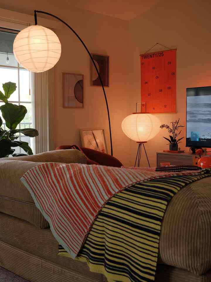 Bagaimana kalau sedikit kilas balik?

Sesudah dan Sebelum :)

Mana yang lebih kalian suka? Saya pribadi fokus pada seberapa besar tanaman ara biola saya tumbuh! 🤩

#apartmentupgrade #decoratemyroom #warmlivingroom