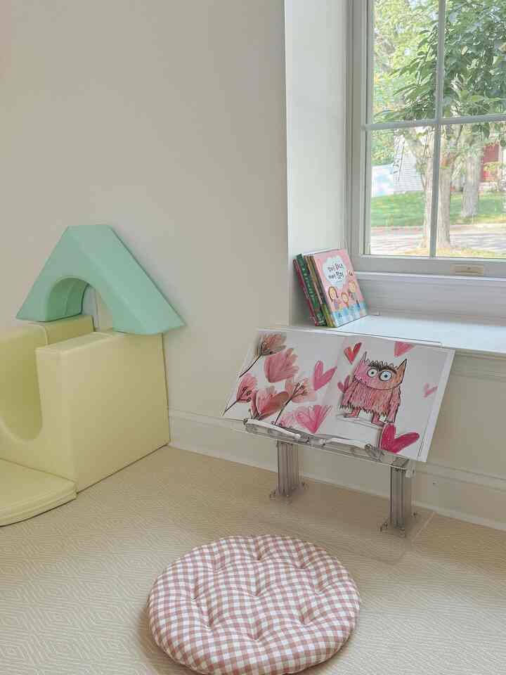 Recently, I added a small reading corner for my baby because she wasn’t very interested in books anymore. But after setting it up, she started reading again!
#readingspace 