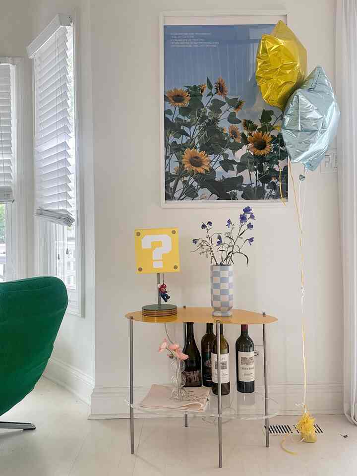 I got mixed flowers , so I'm dividing it up and putting it here and there as a point 💙

I love the feeling of flowers 🥰

#sidetable #interiorposter #poster #flower #flowerinterior #colorofhouse #SummerRefresh #SummerVibes #SummerStyle #SummerAtHome #SummerReady