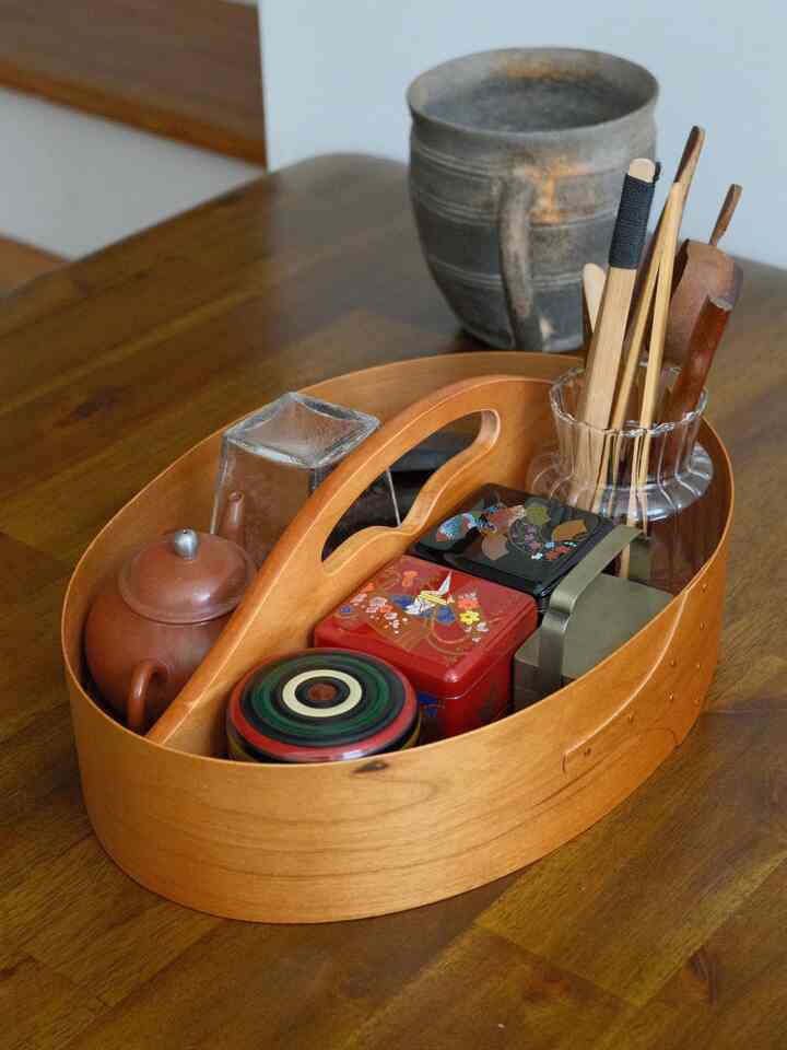 My tea set up got an upgrade! I got an oval shaker carrier from Homestead to store all my tea supplies. The size is generous enough to hold a teapot, sharing cup, coasters, etc and the handle makes it easy for me to carry this around.

#teatime #teacoaster #teacup #teapot #shakerbox #shakercarrier #ovalshakerbox #teastrainer #placemat 