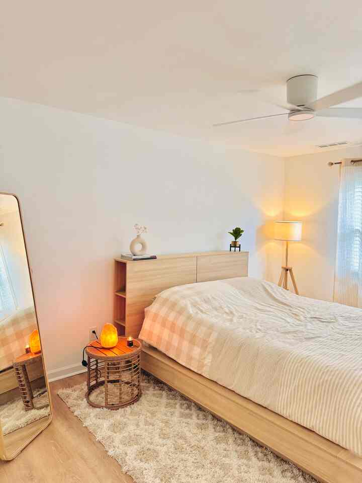 Switched things up in the guest room and added a few new pieces. The salt lamp and H&M vase brought the coziest vibe… ☁️ totally obsessed 🥹

#bedroom #bedroominterior #bedroomdecor #guestroom #beige #beigeinterior #beigetone #homedecor #interior #cozy #cozybedroom #CozyInterior #cozyinterior #cozyhome 