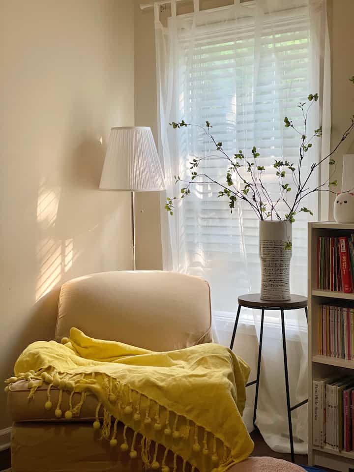 The room my child loves is slowly becoming my favorite place as well.

#smallspace #bedroominterior #bookcafe 