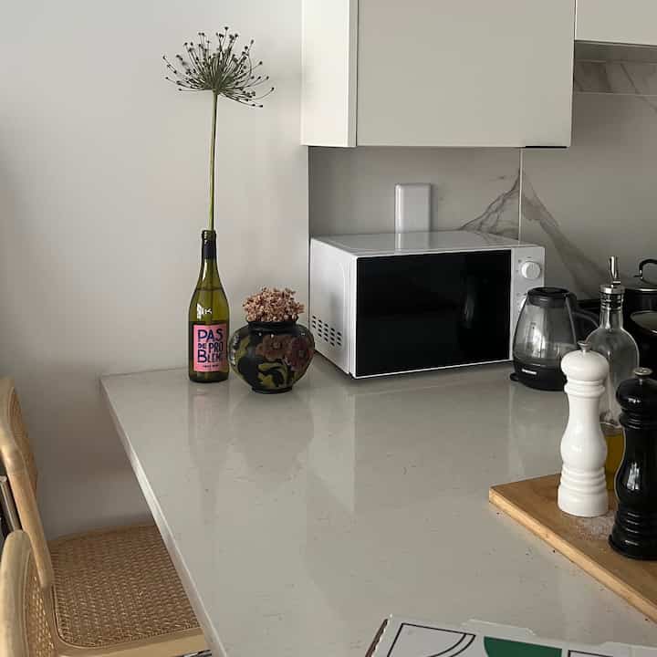 What I bought this week to improve our kitchen! Microwave and sleek socket. I'm so happy about these purchases.

#cleankitchen #kitcheninterior #kitchendecor #kitchenisland #barchair 