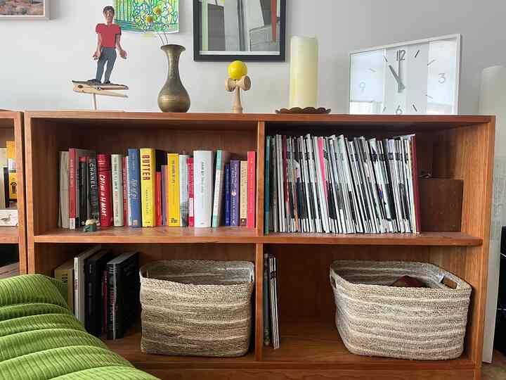 I didn't want to see all the small stuffs that gets piled on the shelf so I've been looking for a storage bin that would fit in well with the shelf and also looks good. I'm happy that I don't need to see the pile of small stuffs anymore!

#storagebin #organizingtips #livingroomdecor #lowbookshelves