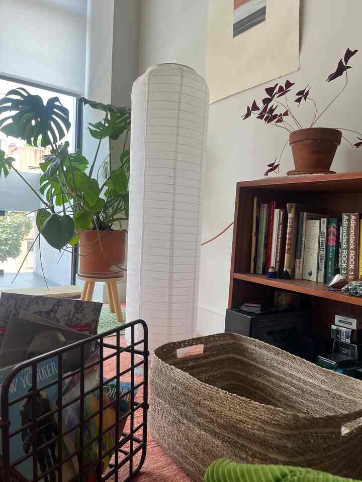 Berlangganan beberapa majalah membuat rak-rak kami terisi dengan cepat. Jadi saya membeli rak majalah dan keranjang penyimpanan besar.

#idepenyimpanan #organizingtips #livingroomdecor

